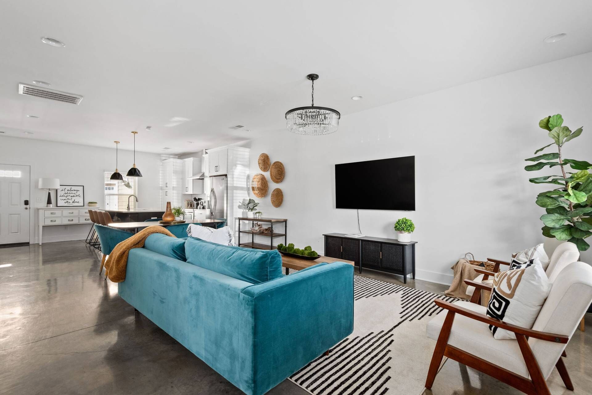 Designer ~ Blue Velvet Bungalow ~ Luxury and Comfort ~ 4 Miles to Downtown and Broadway ~ 5 Beds