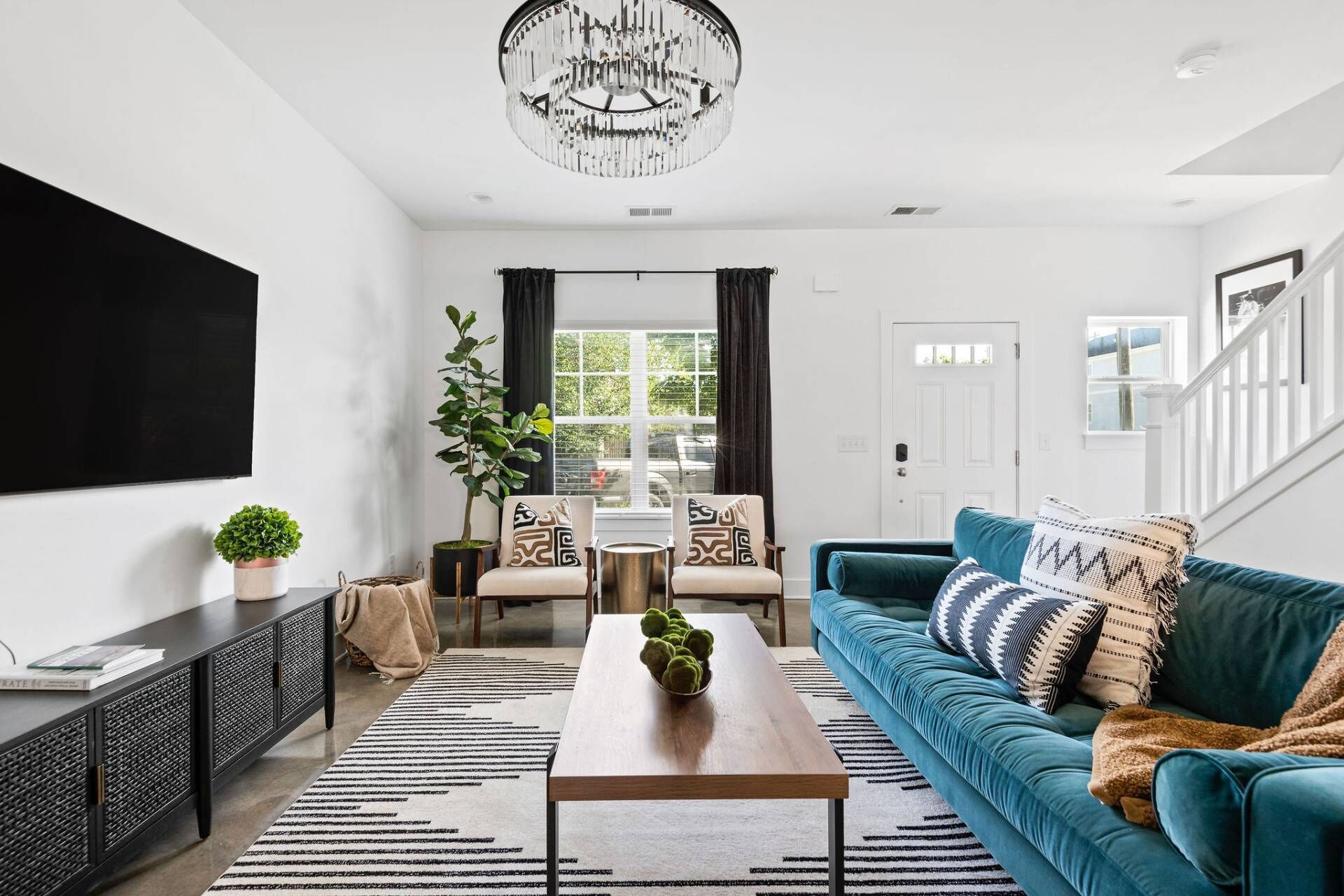 Designer ~ Blue Velvet Bungalow ~ Luxury and Comfort ~ 4 Miles to Downtown and Broadway ~ 5 Beds