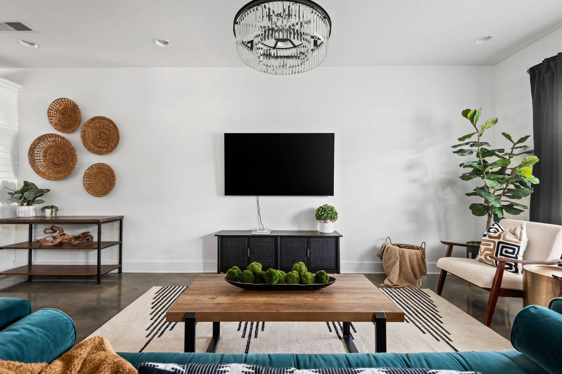 Designer ~ Blue Velvet Bungalow ~ Luxury and Comfort ~ 4 Miles to Downtown and Broadway ~ 5 Beds