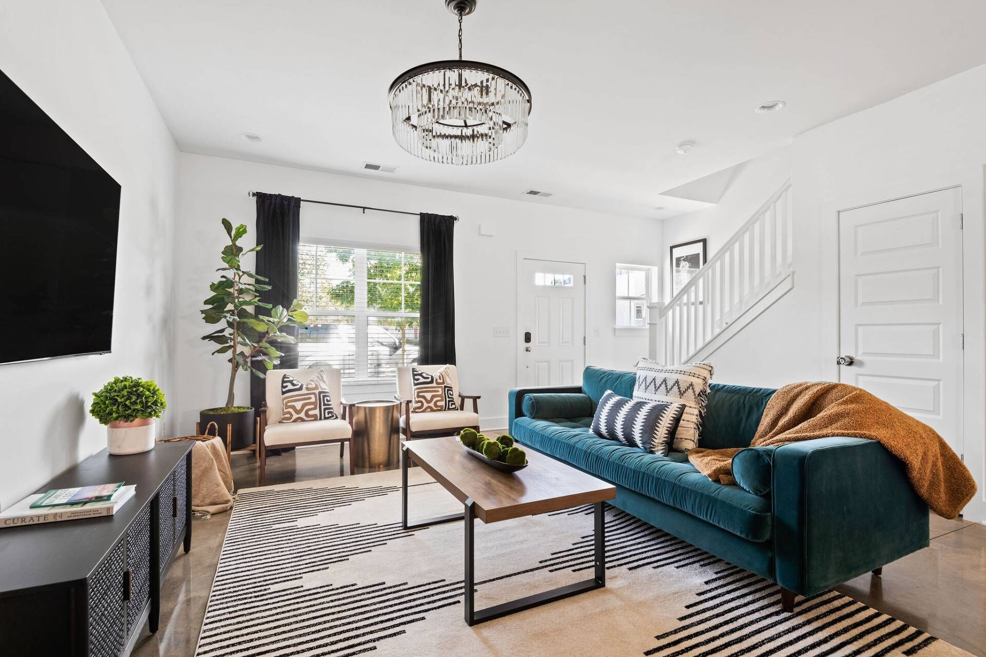 Designer ~ Blue Velvet Bungalow ~ Luxury and Comfort ~ 4 Miles to Downtown and Broadway ~ 5 Beds