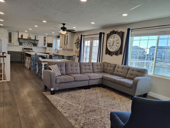 تلفزيون ذكي، مدفأة، مشغل دي في دي