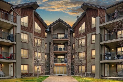 Bears Den, sleeps 6, lakefront, amazing location, sun deck overlooking pool/lake