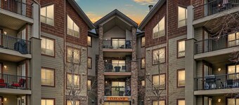 Bears Den, sleeps 6, lakefront, amazing location, sun deck overlooking pool/lake