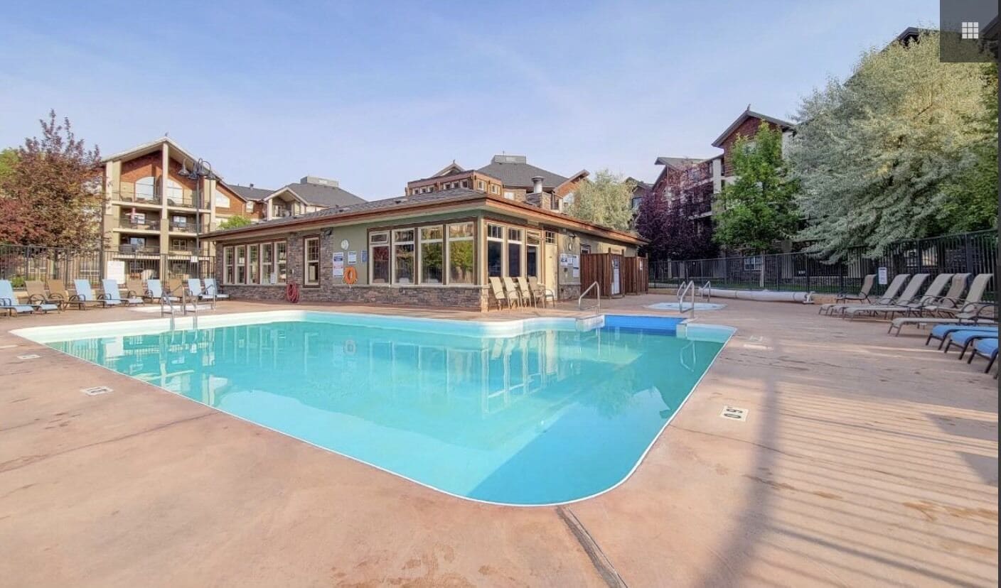 Una piscina al aire libre, una piscina climatizada