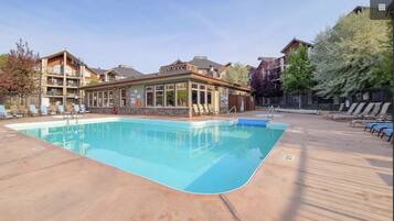 Una piscina al aire libre, una piscina climatizada