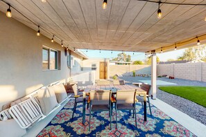 Outdoor dining - Modern Ranch with Private Putting Green, Fast WiFi, Central AC, & Great Location (Scottsdale)
