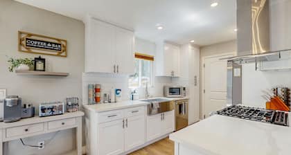 Two-story home w/enclosed yard, patio, gas fireplace, washer/dryer, & fast WiFi