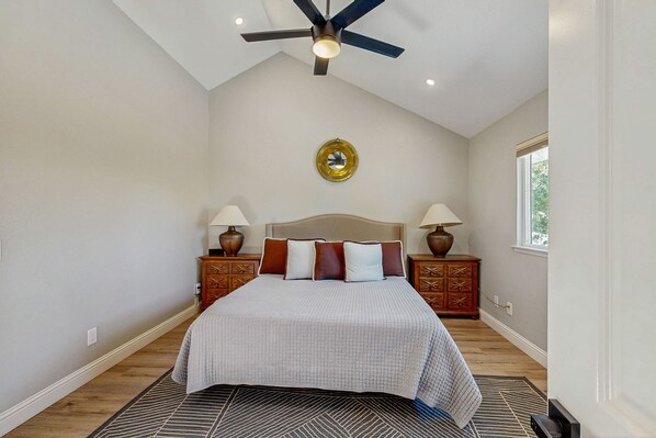 3 bedrooms, free Internet, bed sheets