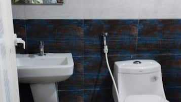 Standard Double Room | Bathroom | Shower, towels