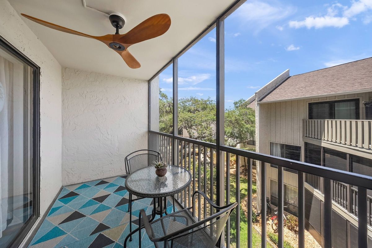 The screened in lanai provides the perfect blend of indoor and outdoor space