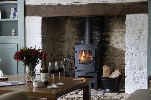 Family friendly holiday cottage in the Cotswolds with a superb garden - Winterberry Cottage