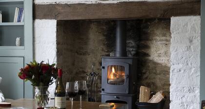 Family friendly holiday cottage in the Cotswolds with a superb garden - Winterberry Cottage