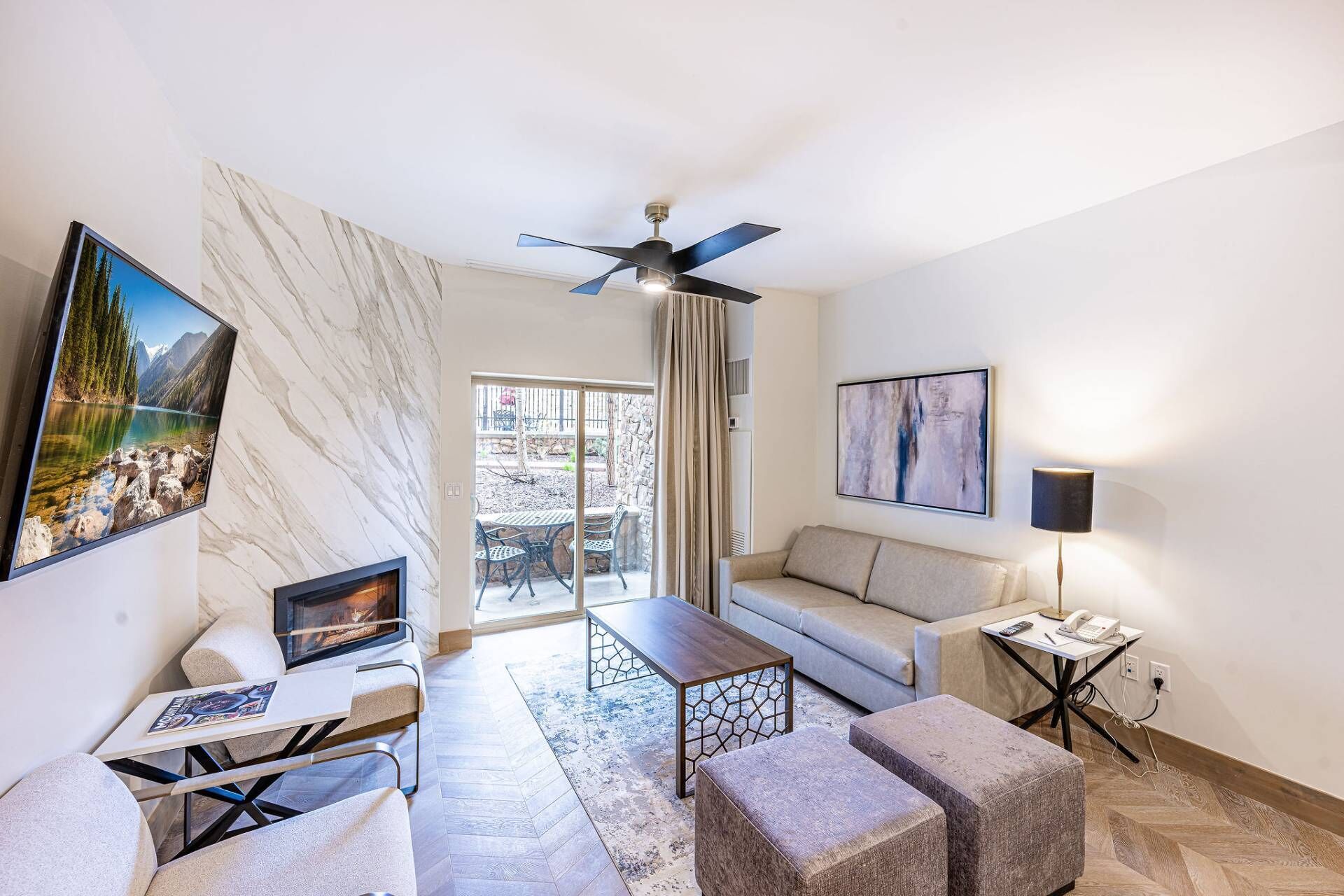 Fernseher, Kamin, DVD-Player