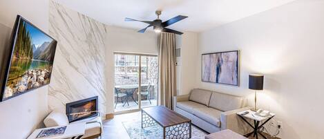 Fernseher, Kamin, DVD-Player