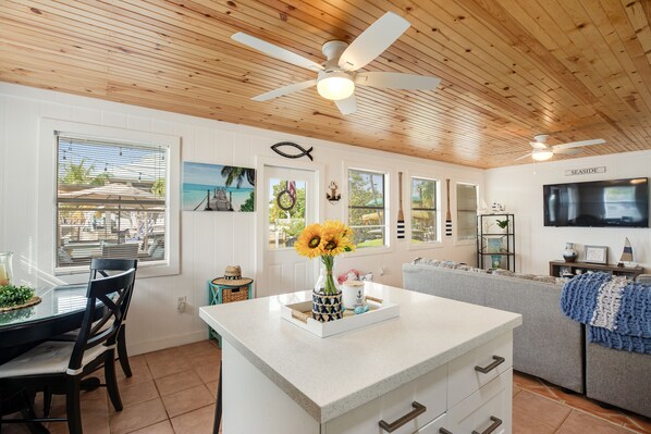 TV - Canal-front Keys escape with amazing view, boat access, firepit, gril, AC, & W/D (Little Torch Key)