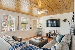 TV - Canal-front Keys escape with amazing view, boat access, firepit, gril, AC, & W/D (Little Torch Key)