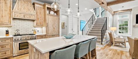 冷蔵庫、電子レンジ、オーブン、コンロ