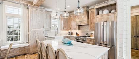 冰箱、微波炉、烤箱、炉灶