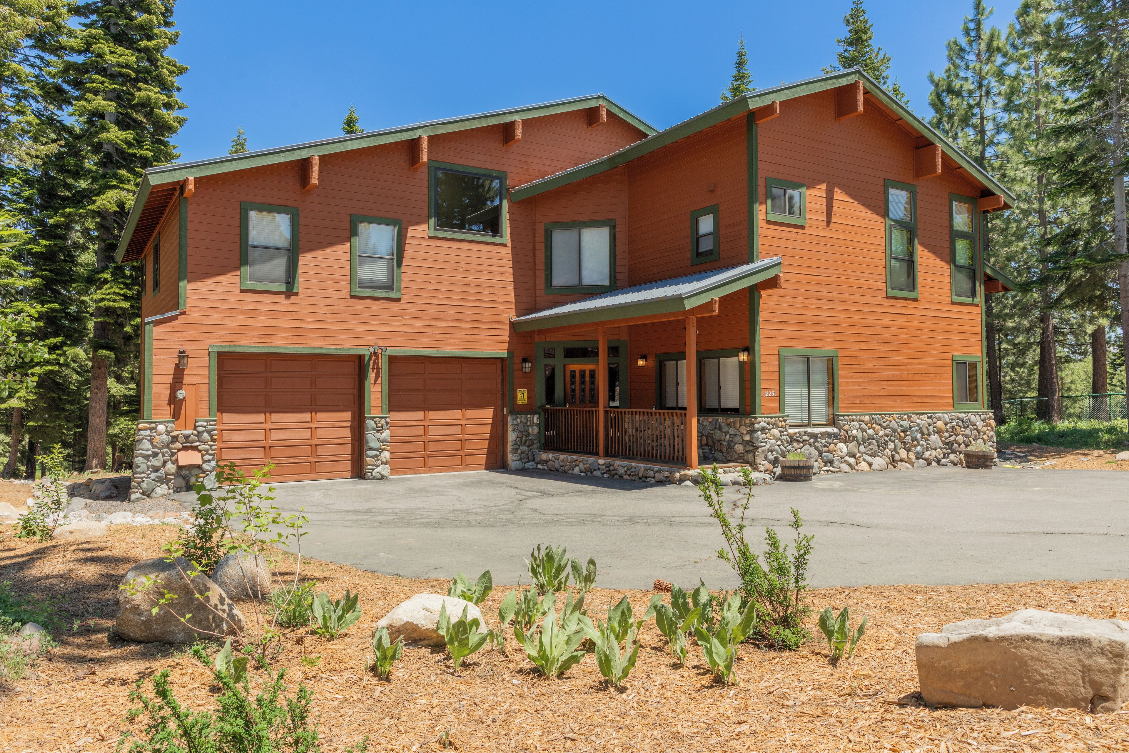 Bearfoot Lodge- 5 BR Walk To Ski Resort- Pet Friendly- Gym and Pool Access