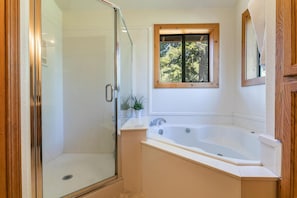 Combined shower/bathtub, jetted bath, hair dryer, towels - Bearfoot Lodge- Spacious 5 BR in Tahoe Donner- Pet Friendly- Gym and Pool Access (Truckee)