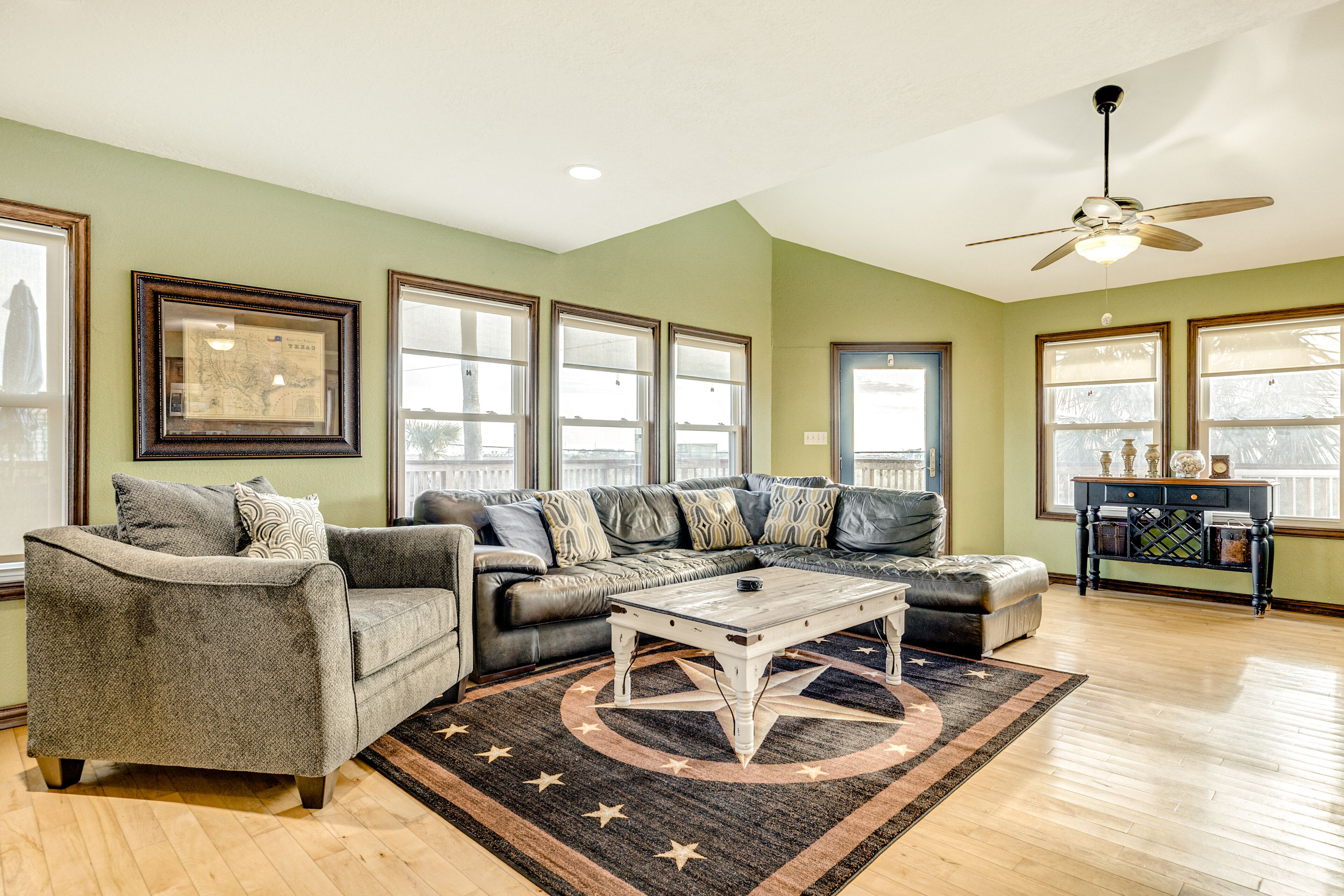 Waterfront home with bay views, bar area, decks, 2 new kayaks - dogs ok