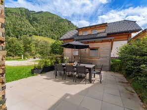 Outdoor dining - Detached chalet with sauna by a stream (Donnersbachwald)
