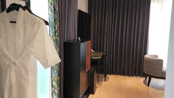VIP Terrace Jacuzzi | Premium bedding, pillow-top beds, desk, laptop workspace