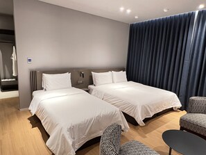 VIP Twin Terrace Jacuzzi | Roupas de cama premium, camas com colchões pillow-top, escrivaninha