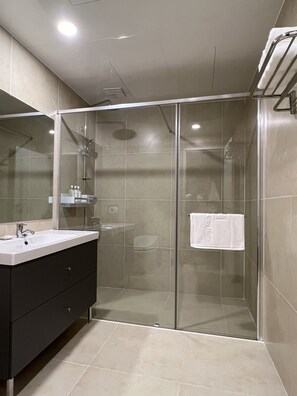 Deluxe King | Bathroom - Jinhae InterCity Hotel (Changwon)