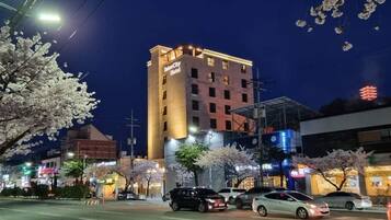 Fassade der Unterkunft – Abend/Nacht