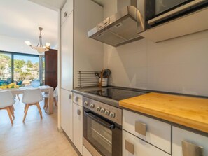 Jääkaappi, mikroaaltouuni, uuni, astianpesukone