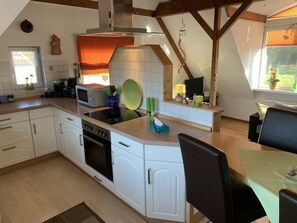 Réfrigérateur, four à micro-ondes, un four, lave-vaisselle