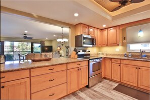 冷蔵庫、電子レンジ、オーブン、コンロ