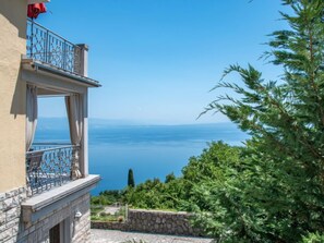 A building with a balcony overlooking a clear blue sea. - Apartment La Mer by Interhome (Lovran/Tuliševica)