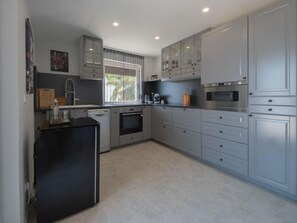 Kühlschrank, Mikrowelle, Ofen, Geschirrspüler