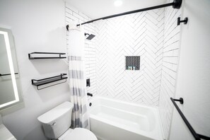 Ensemble baignoire-douche, séchoir à cheveux, serviettes fournies, savon