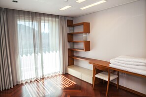 書桌、筆電工作空間、遮光布/窗簾、隔音