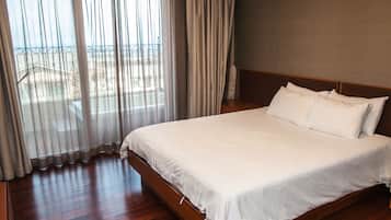 3 bedrooms, desk, laptop workspace, blackout curtains