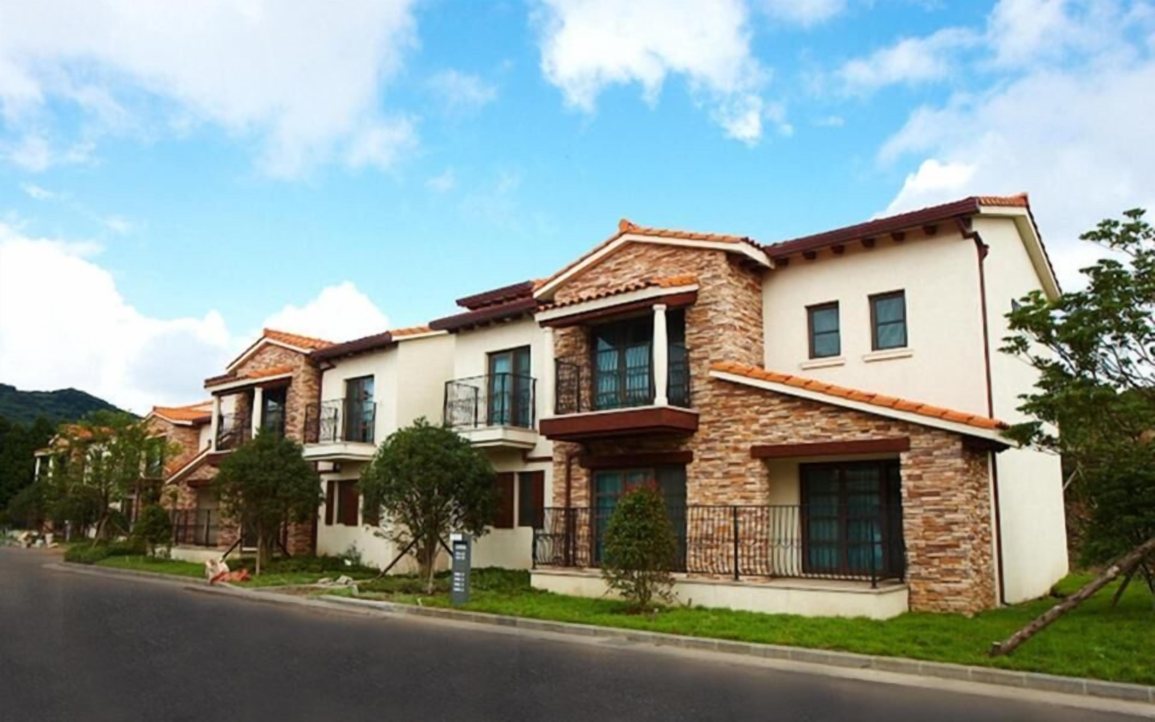 Een bureau, een laptopwerkplek, verduisterende gordijnen