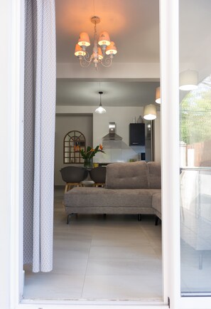 Een televisie en een filmbibliotheek