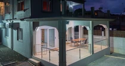 Modern Town House _ 5 Mins from the beach!