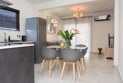 Modern Town House  _ 5 Mins from the beach!