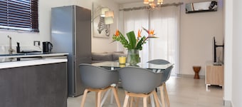 Modern Town House _ 5 Mins from the beach!