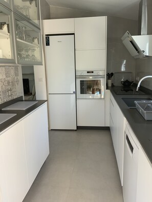 Refrigerador, microondas, horno y parrilla de estufa 