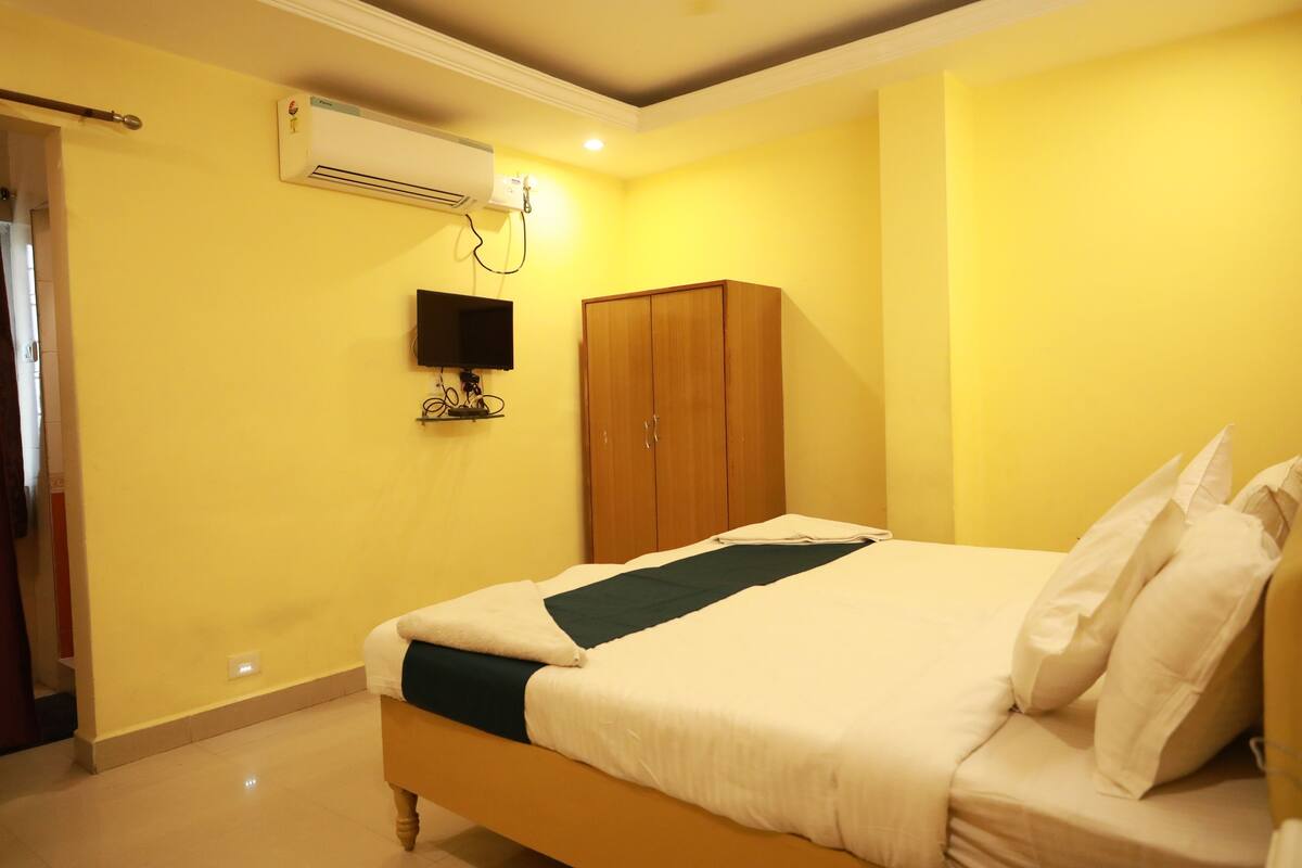 Egyptian cotton sheets, premium bedding, free WiFi