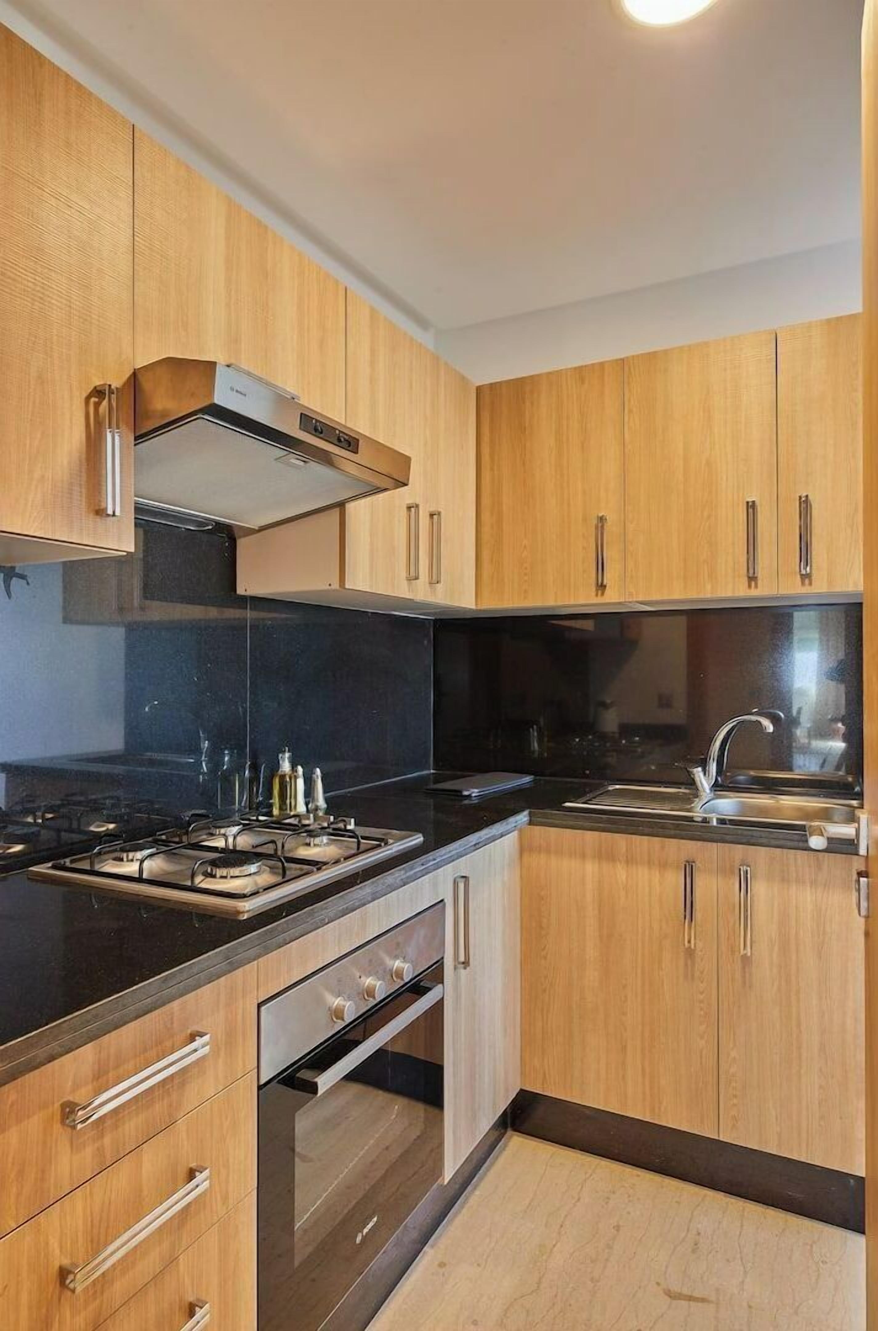 Fridge, oven, coffee/tea maker, electric kettle