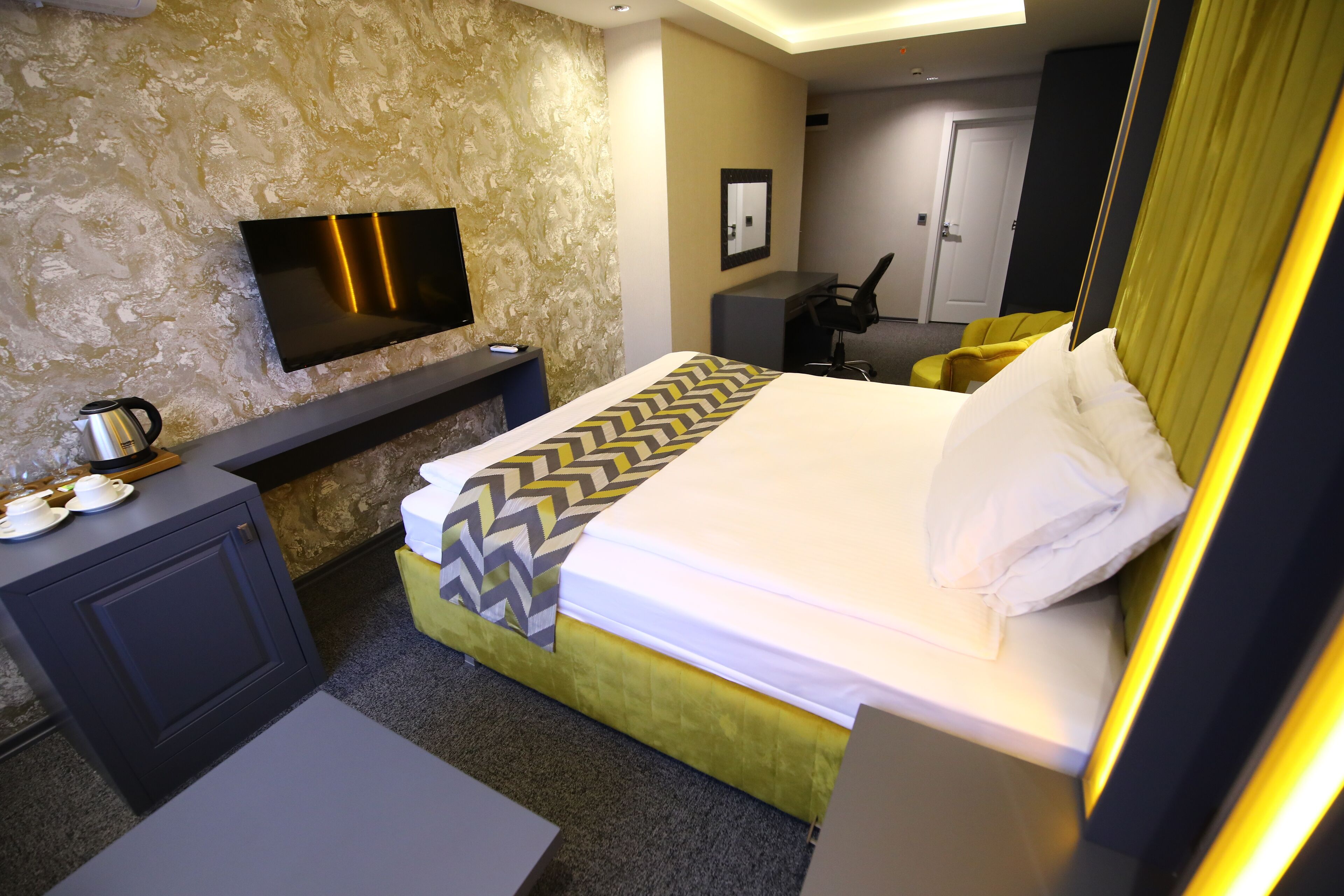luxury room | 1 bedroom, egyptian cotton sheets, premium bedding, in-room safe