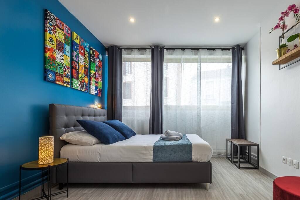 Escape time in Paris + NETFLIX