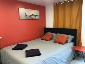 1 bedroom, iron/ironing board, travel cot, WiFi