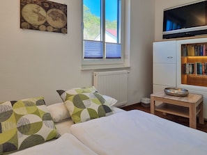 2 Schlafzimmer, Schreibtisch, Reisekinderbett, WLAN